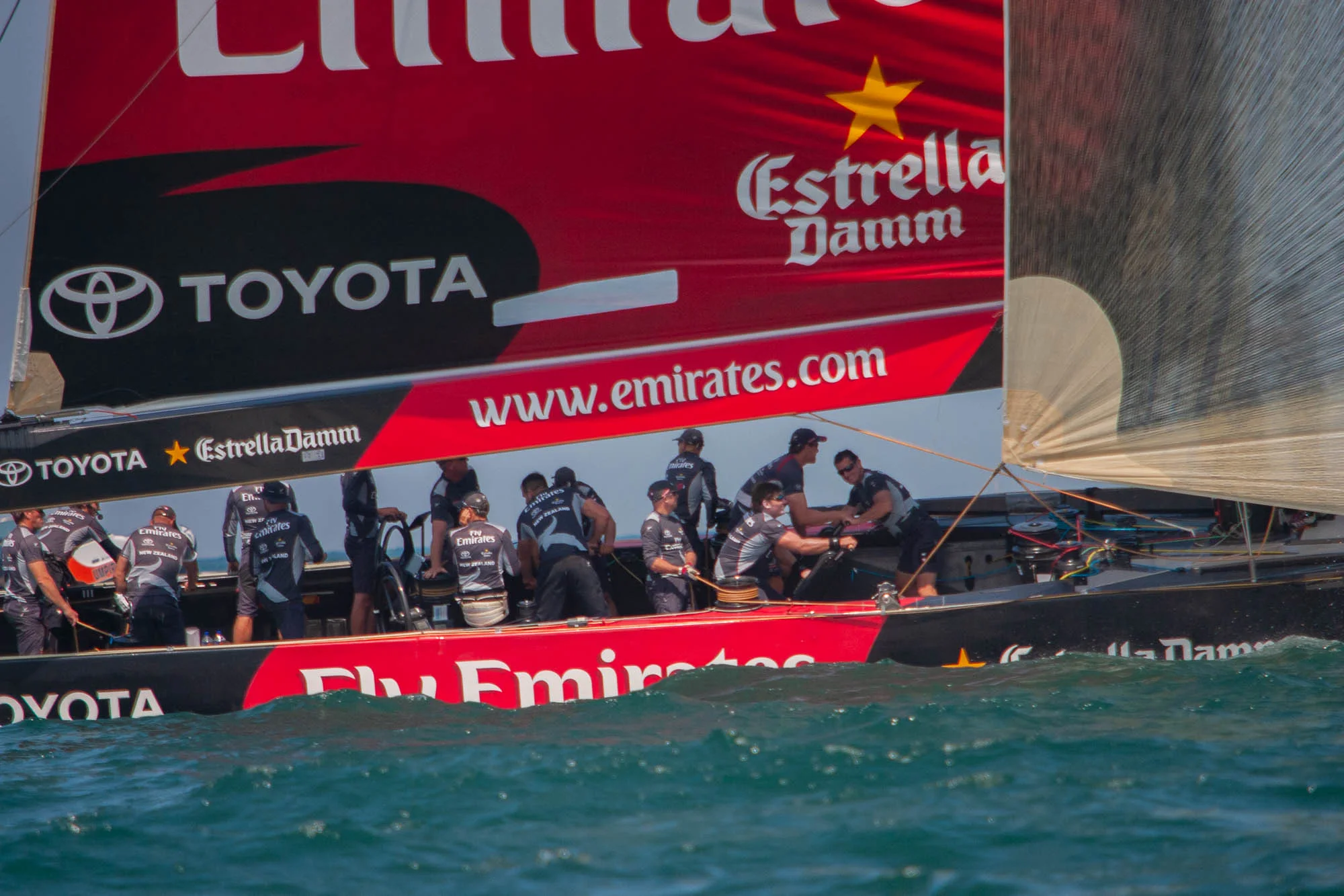 Equipaggio di Team New Zealand al lavoro sulla barca durante l'America's Cup