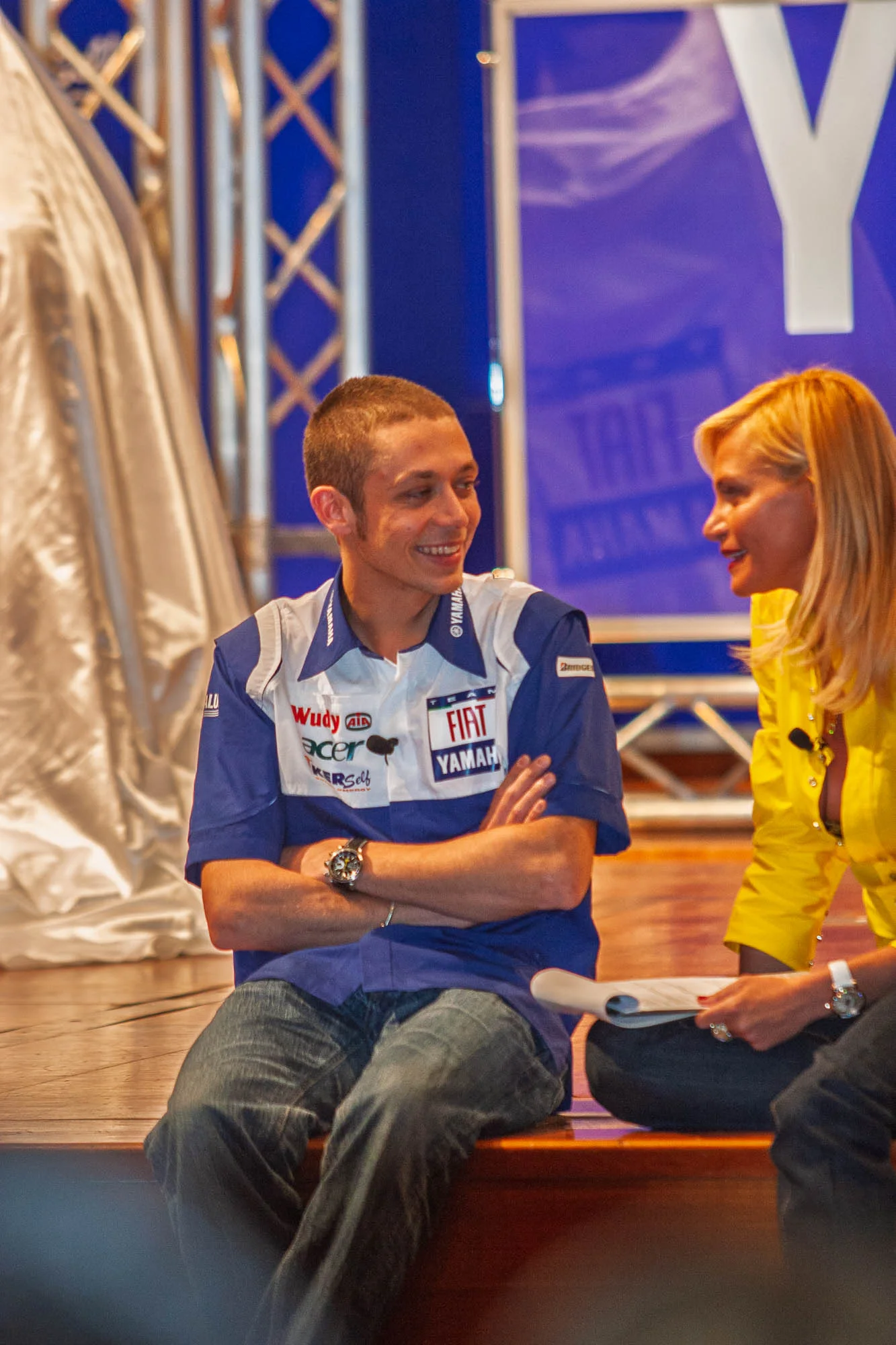 Valentino Rossi seduto sul palco, intervistato da Simona Ventura