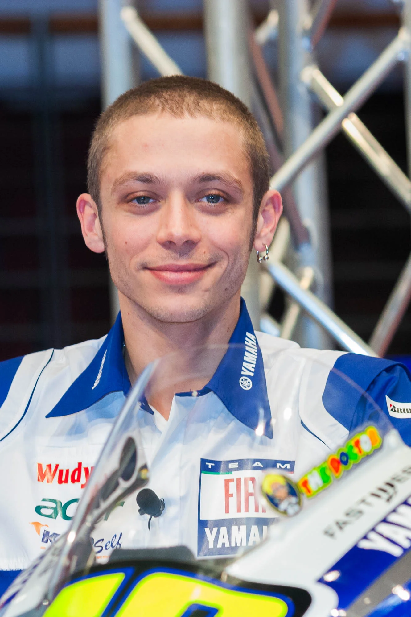 Valentino Rossi sorridente alla presentazione della Yamaha, con la camicia del team