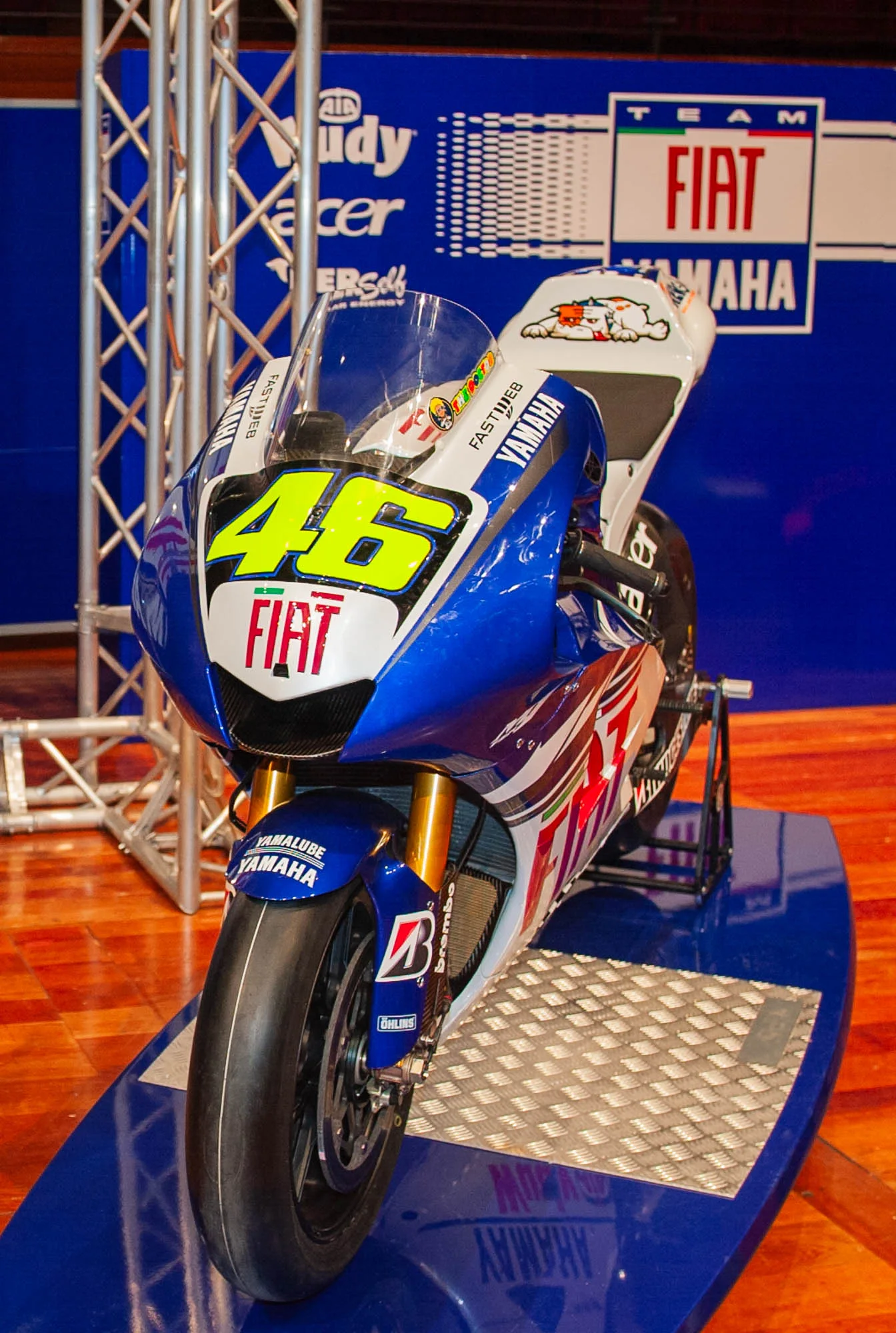 La Yamaha numero 46 di Valentino Rossi esposta su una pedana alla presentazione