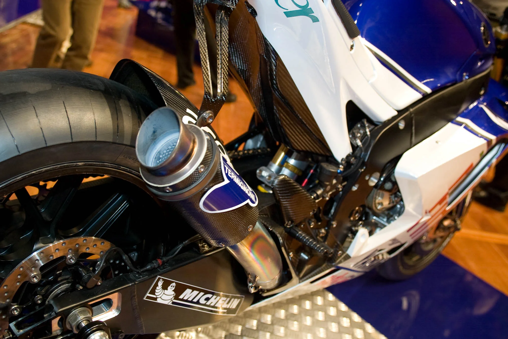 Dettaglio dello scarico e della ruota posteriore della moto Yamaha