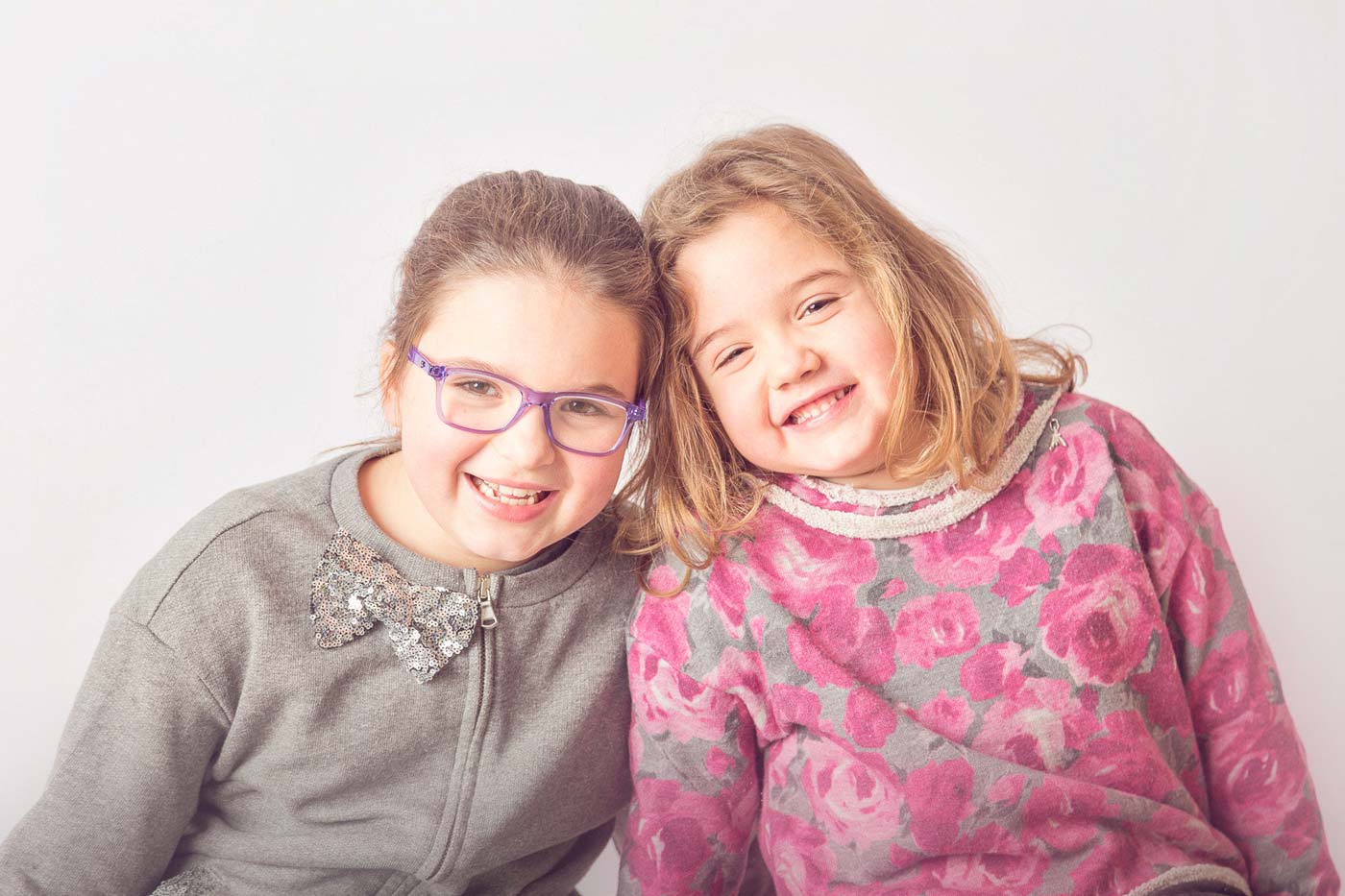 foto bambini due sorelle sorridenti