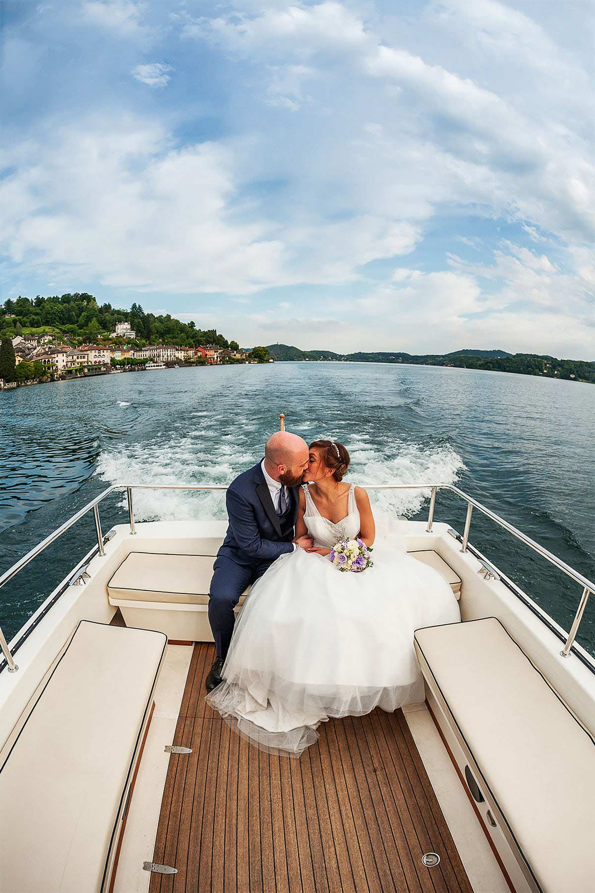 foto sposi in barca lago orta