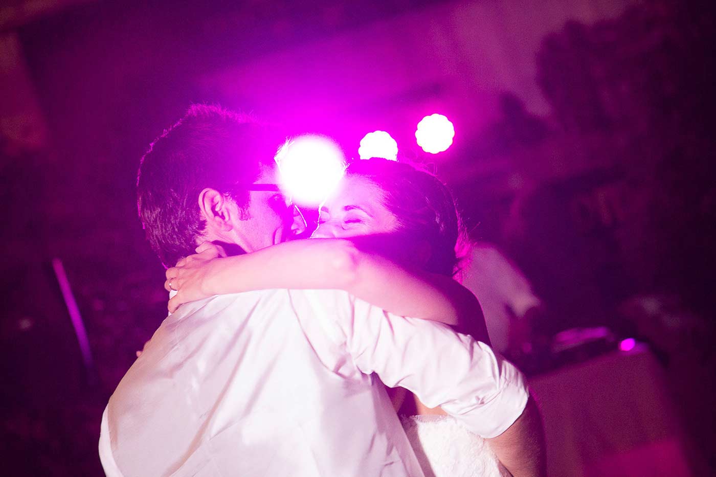 foto sposi ballo insieme con luci di sfondo