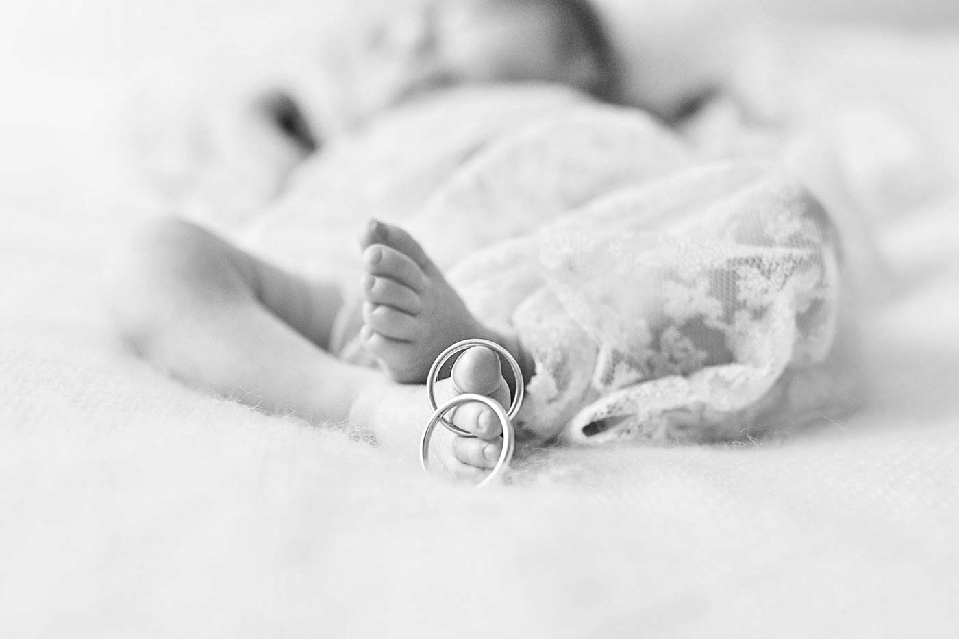 foto newborn con anelli matrimonio